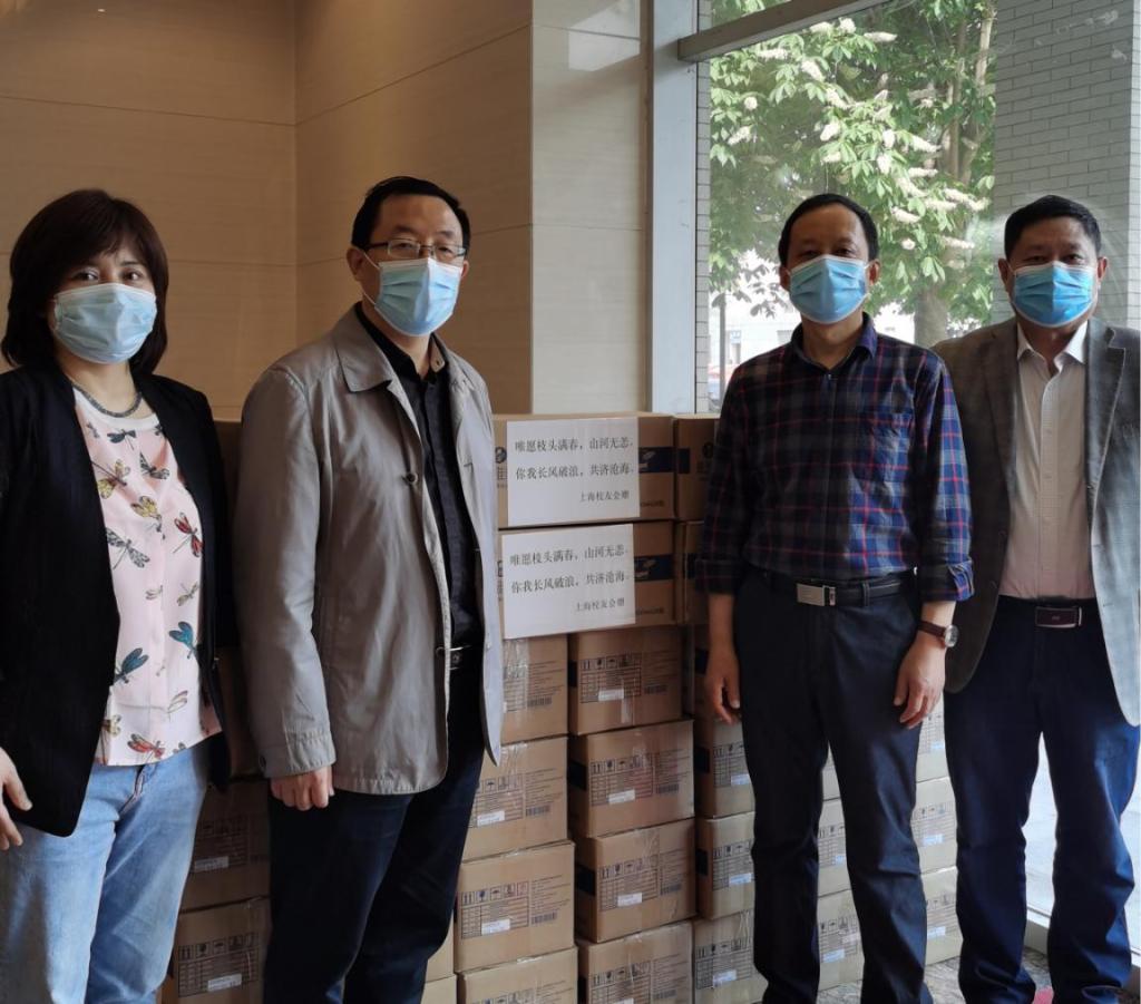 上海校友向母校捐赠疫情防控物资